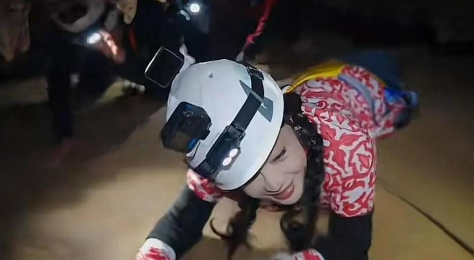 錄影中途出意外！75歲女星「出外景驚傳重摔」走不了路　不輕言退休「最新近況惹心疼」網嘆：別再硬撐了...