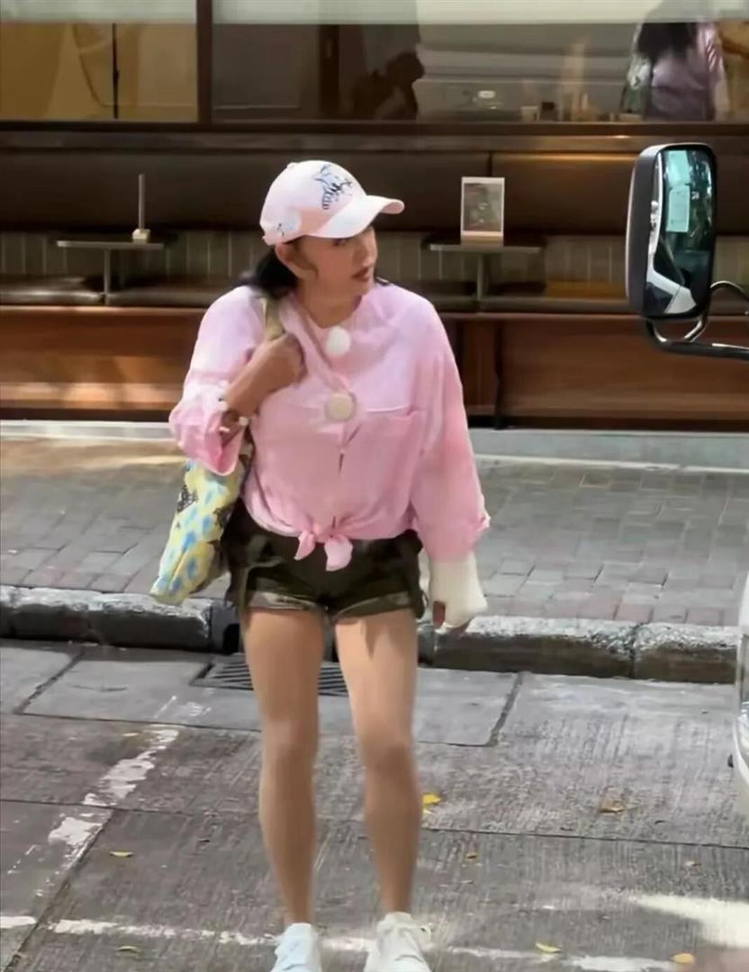 錄影中途出意外！75歲女星「出外景驚傳重摔」走不了路　不輕言退休「最新近況惹心疼」網嘆：別再硬撐了...