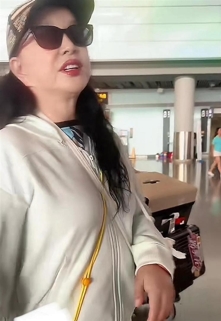 錄影中途出意外！75歲女星「出外景驚傳重摔」走不了路　不輕言退休「最新近況惹心疼」網嘆：別再硬撐了...