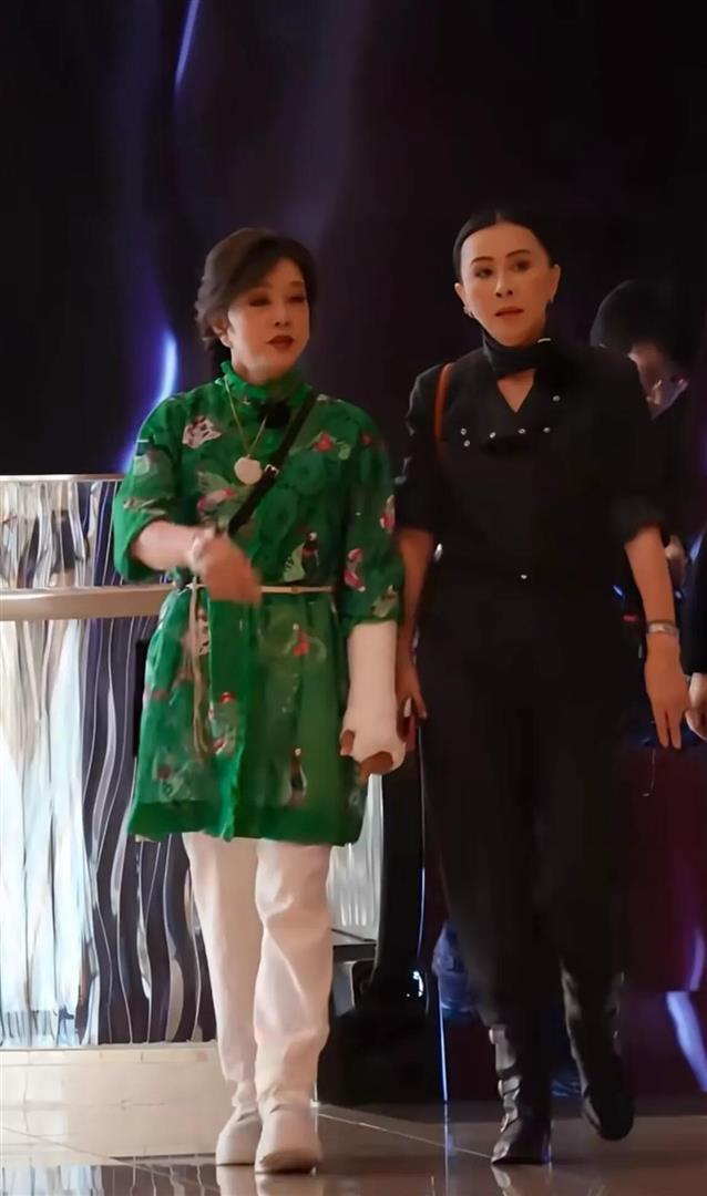 錄影中途出意外！75歲女星「出外景驚傳重摔」走不了路　不輕言退休「最新近況惹心疼」網嘆：別再硬撐了...