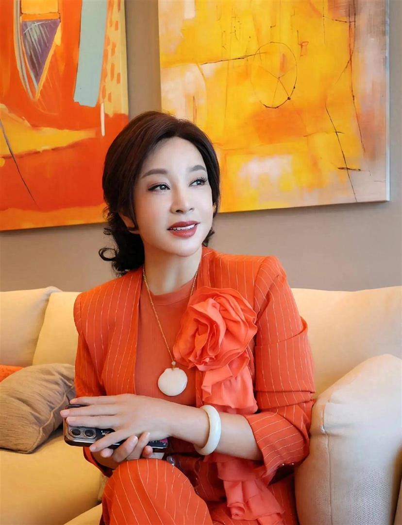 錄影中途出意外！75歲女星「出外景驚傳重摔」走不了路　不輕言退休「最新近況惹心疼」網嘆：別再硬撐了...