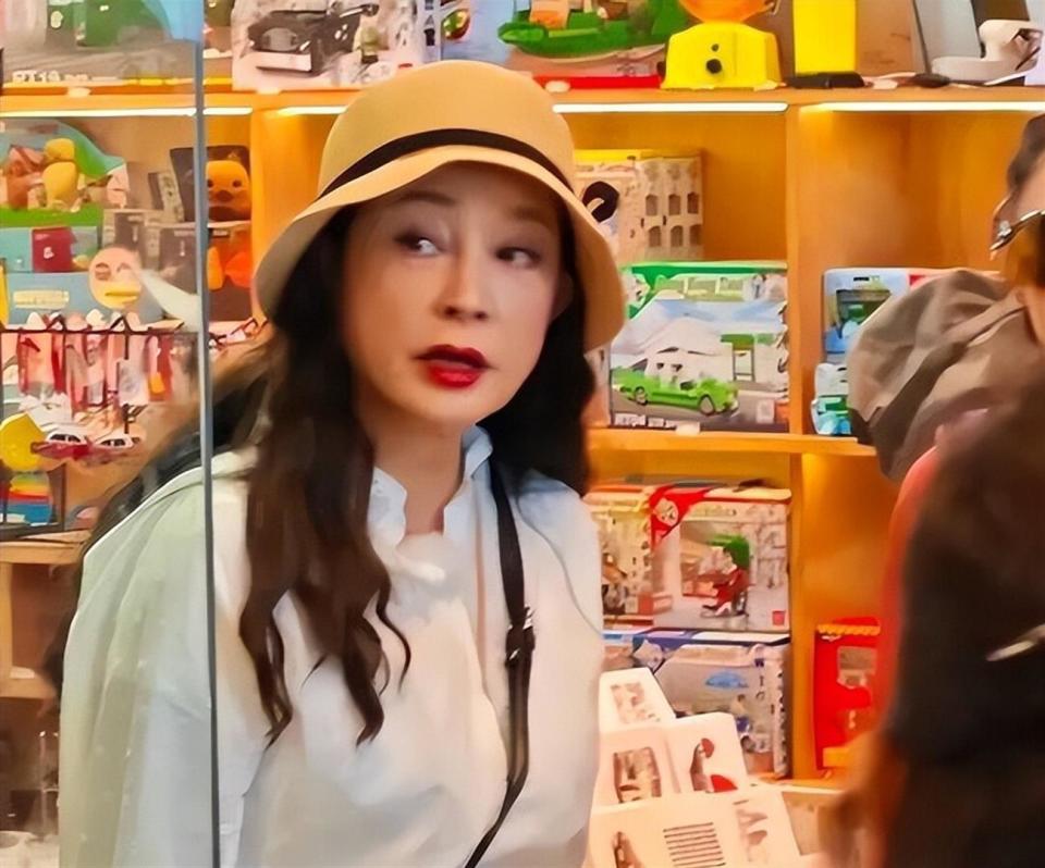 錄影中途出意外！75歲女星「出外景驚傳重摔」走不了路　不輕言退休「最新近況惹心疼」網嘆：別再硬撐了...