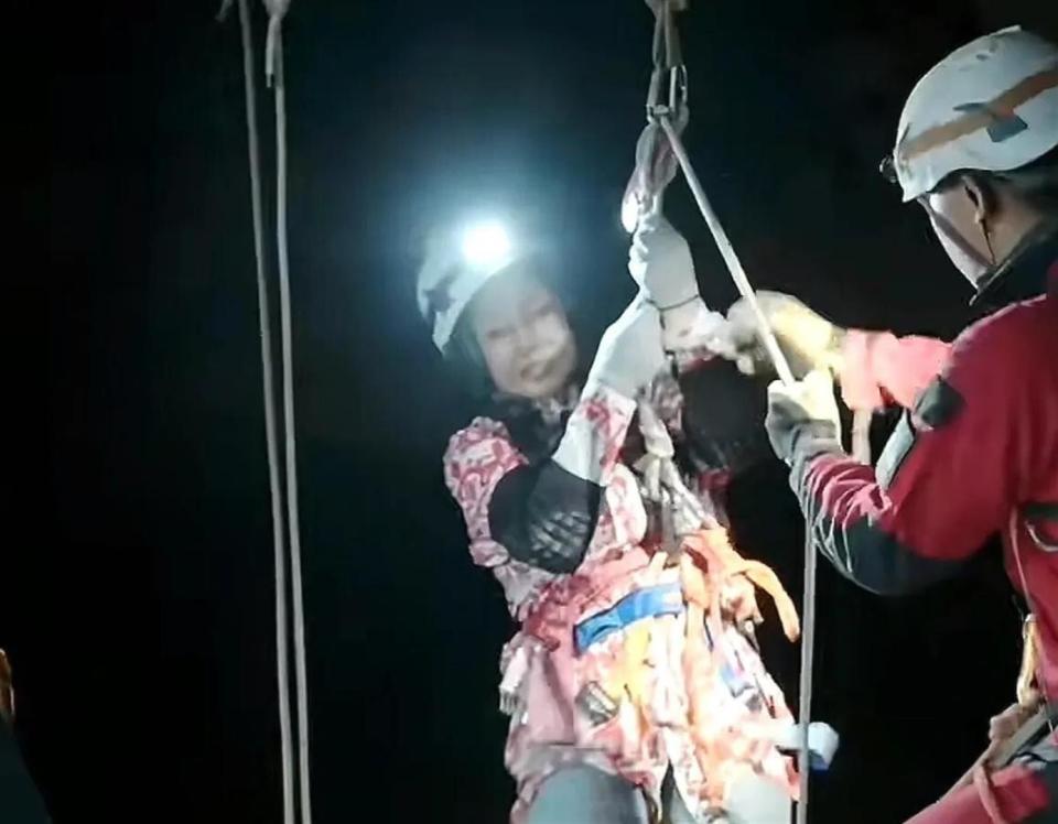 錄影中途出意外！75歲女星「出外景驚傳重摔」走不了路　不輕言退休「最新近況惹心疼」網嘆：別再硬撐了...