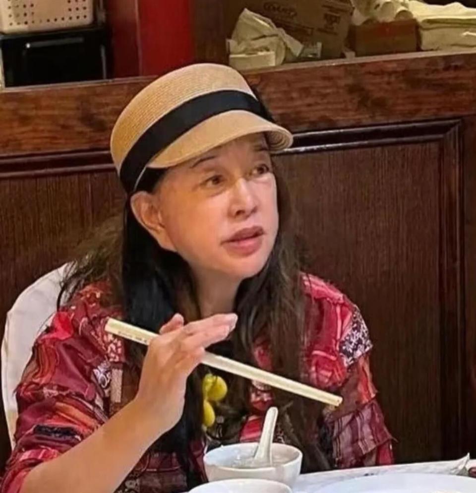 錄影中途出意外！75歲女星「出外景驚傳重摔」走不了路　不輕言退休「最新近況惹心疼」網嘆：別再硬撐了...