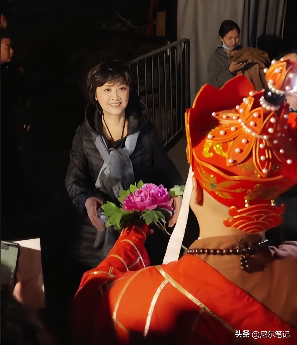 整到差點毀容！50歲女星「下巴詭異突出」長相大變　認了「已拿掉填充物」悔不當初