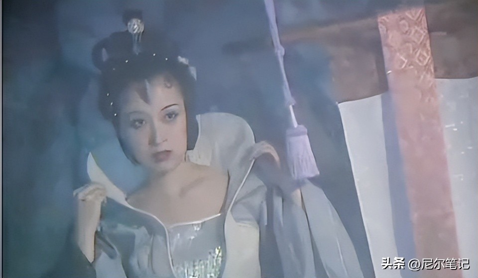 整到差點毀容！50歲女星「下巴詭異突出」長相大變　認了「已拿掉填充物」悔不當初