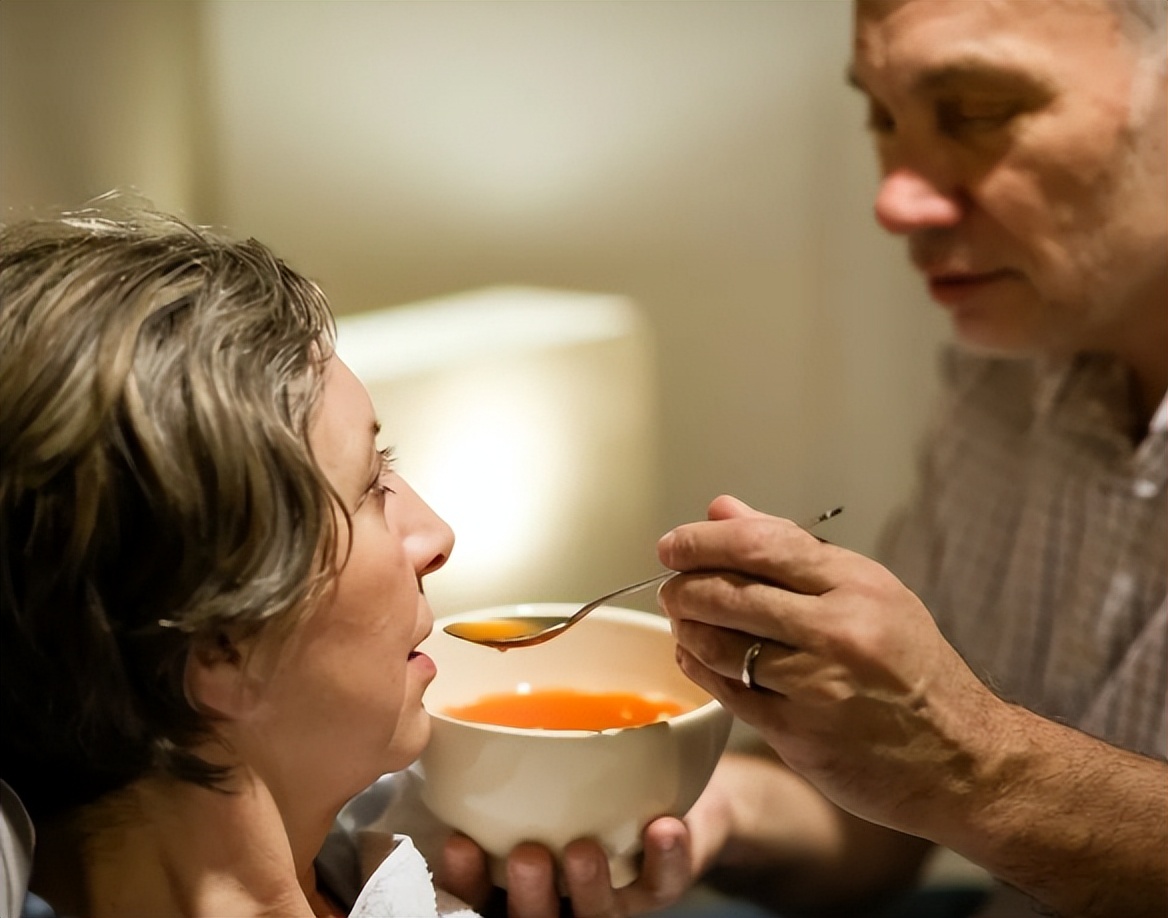 跟癌症患者「一起吃飯」會怎樣？醫生提醒「務必注意2件事」：千萬別忽視