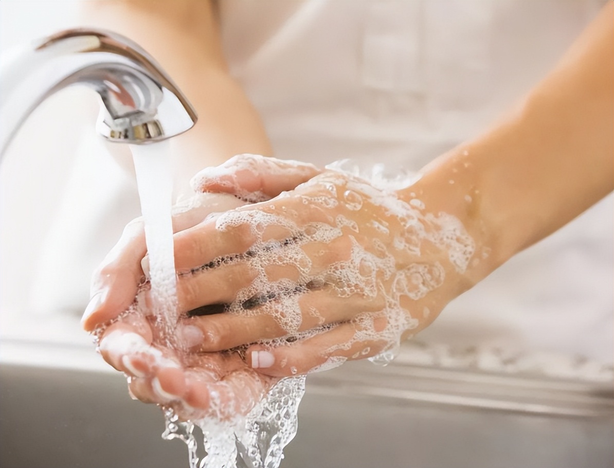 跟癌症患者「一起吃飯」會怎樣？醫生提醒「務必注意2件事」：千萬別忽視