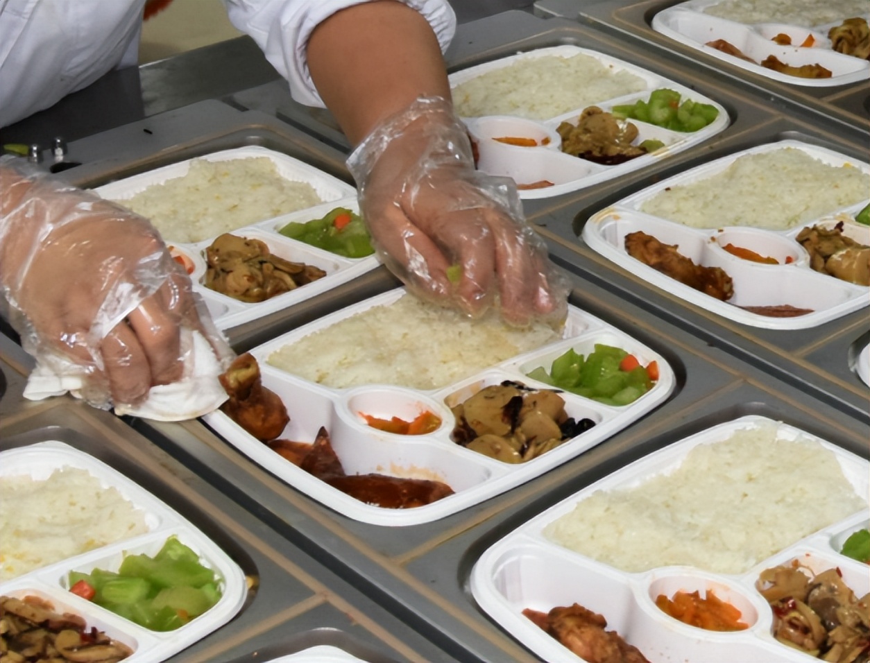 跟癌症患者「一起吃飯」會怎樣？醫生提醒「務必注意2件事」：千萬別忽視