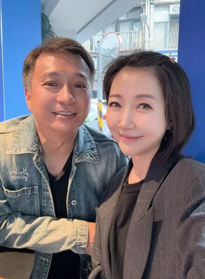 藏私房錢?大咖男星被老婆發現「捧鈔票偷偷塞進房門」 一看房間網驚「這要問清楚...」