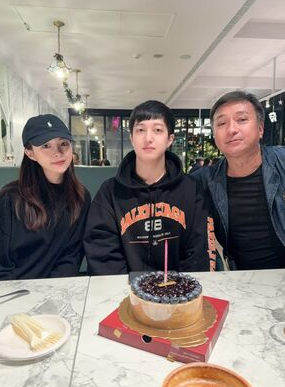 藏私房錢?大咖男星被老婆發現「捧鈔票偷偷塞進房門」 一看房間網驚「這要問清楚...」