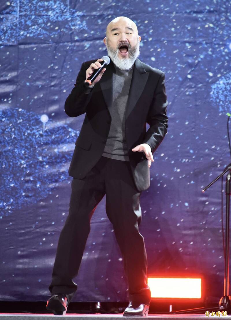 辛龍終於露面唱尾牙!遭發現臉書「刪光劉真照片」 他認了「現在都聽女兒的」