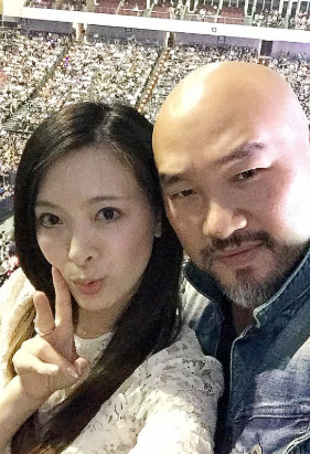 辛龍終於露面唱尾牙!遭發現臉書「刪光劉真照片」 他認了「現在都聽女兒的」