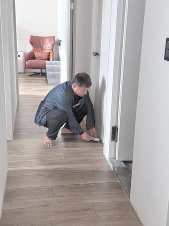 藏私房錢?大咖男星被老婆發現「捧鈔票偷偷塞進房門」 一看房間網驚「這要問清楚...」