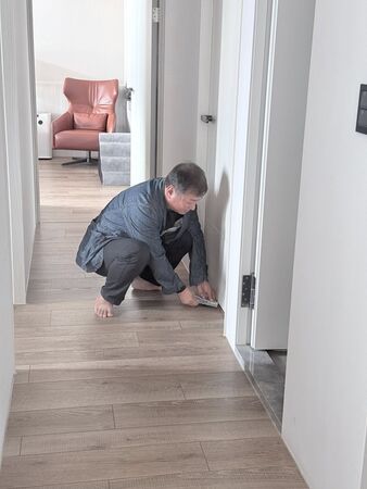 藏私房錢?大咖男星被老婆發現「捧鈔票偷偷塞進房門」 一看房間網驚「這要問清楚...」