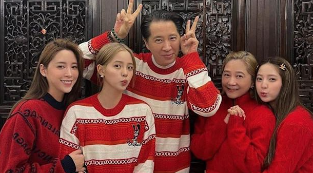 才嘴對嘴接吻!歐陽龍慶壽「逼小女兒賣弄辣舞」 細肩帶「跳給爺爺看」網嚇傻:安捏乾後?