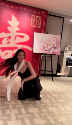 才嘴對嘴接吻!歐陽龍慶壽「逼小女兒賣弄辣舞」 細肩帶「跳給爺爺看」網嚇傻:安捏乾後?