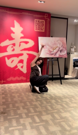 才嘴對嘴接吻!歐陽龍慶壽「逼小女兒賣弄辣舞」 細肩帶「跳給爺爺看」網嚇傻:安捏乾後?