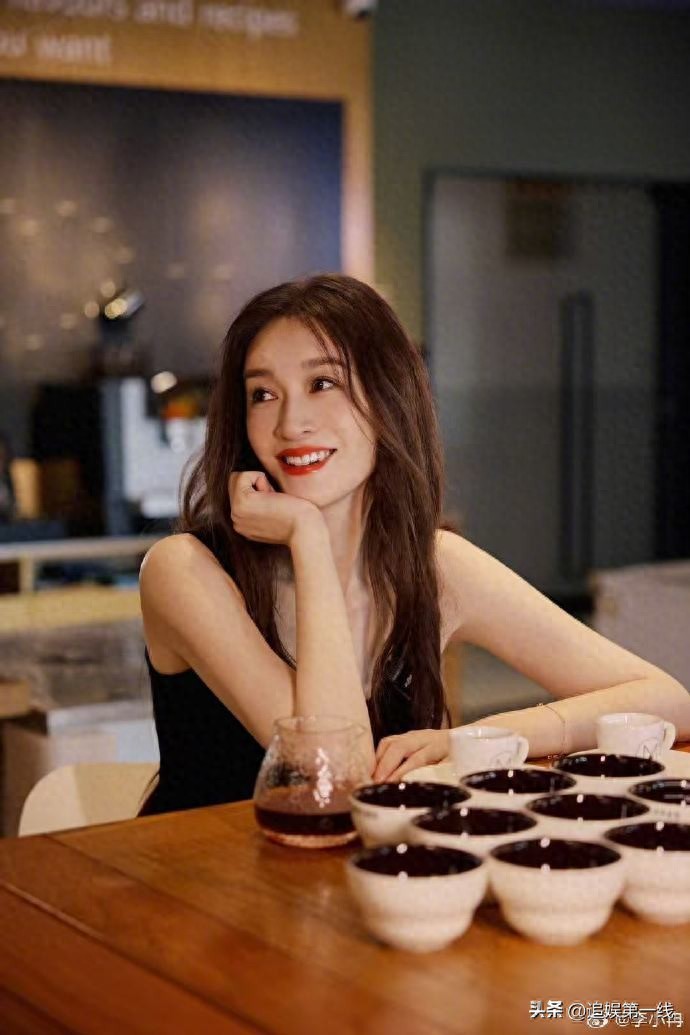 演藝圈凍齡代表!咖啡廳驚見「大咖女星穿背心現身」 少女般外貌網愣住:「49歲像19歲」