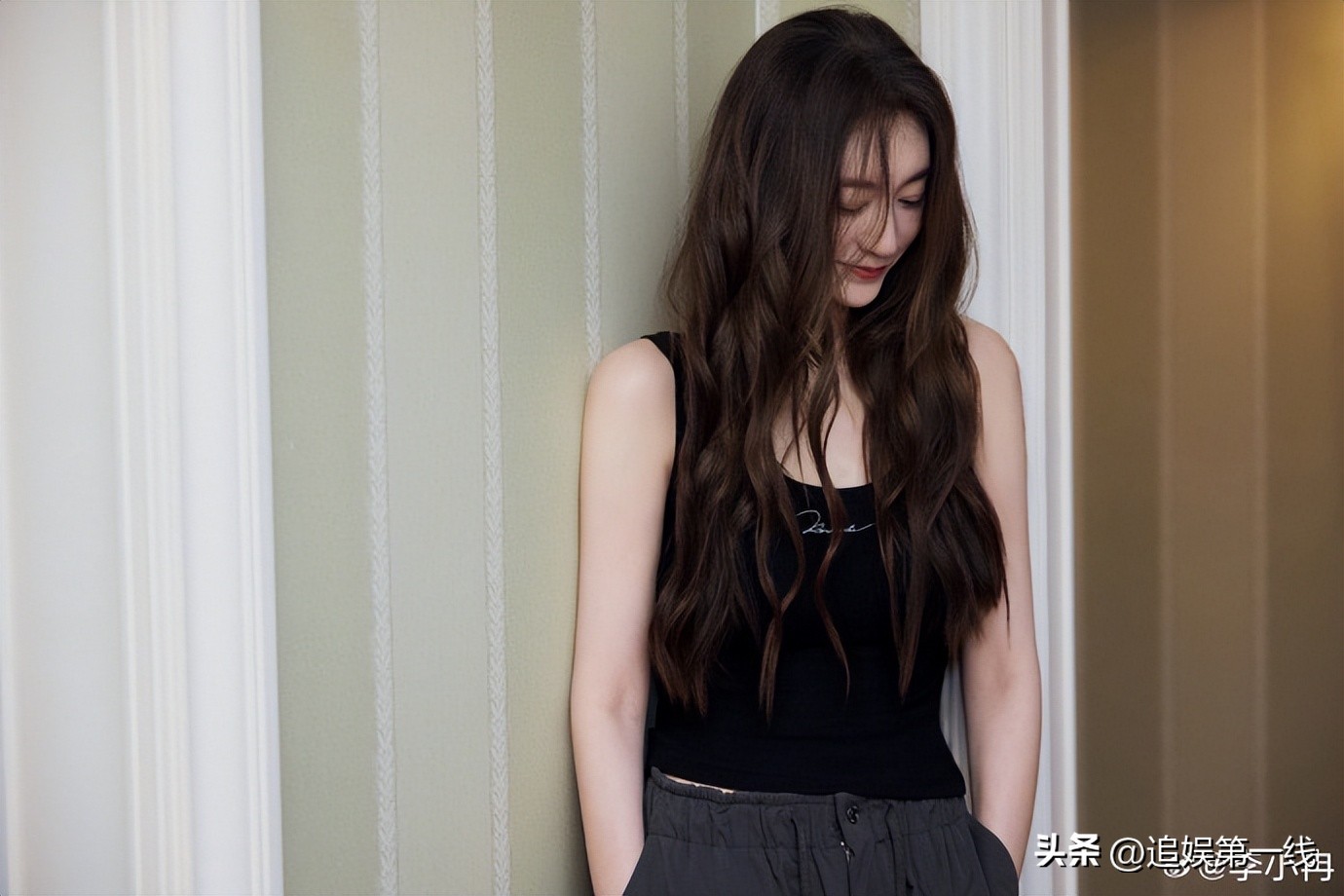 演藝圈凍齡代表!咖啡廳驚見「大咖女星穿背心現身」 少女般外貌網愣住:「49歲像19歲」