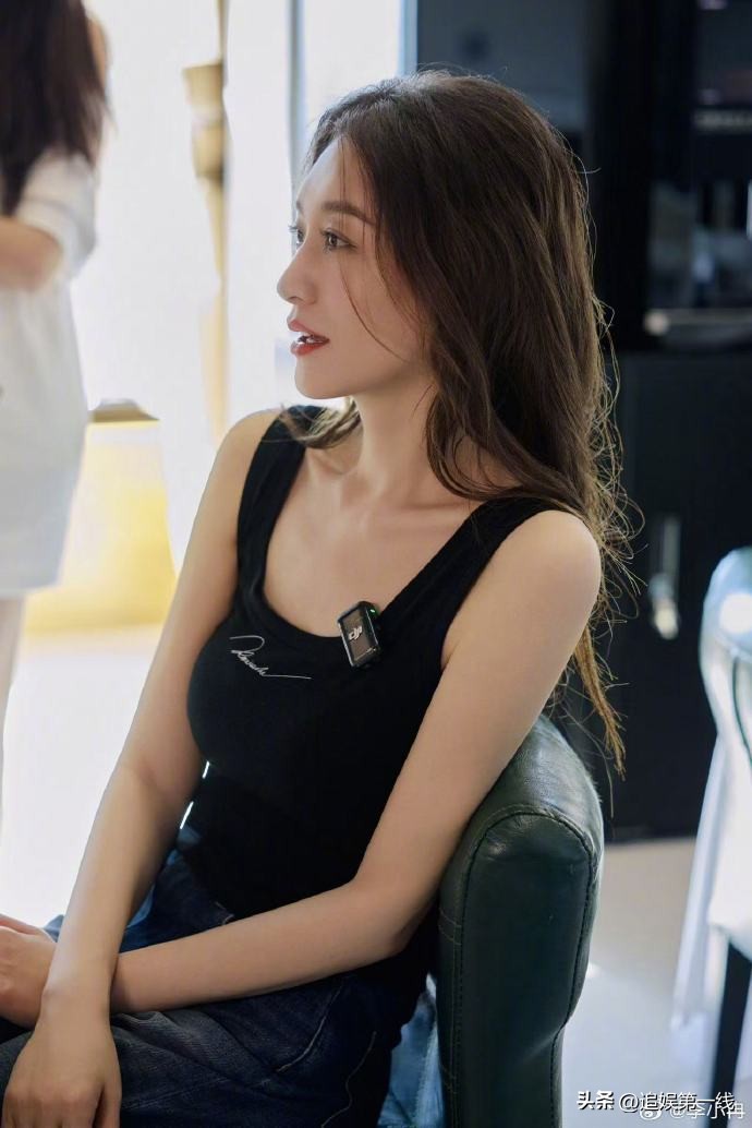 演藝圈凍齡代表!咖啡廳驚見「大咖女星穿背心現身」 少女般外貌網愣住:「49歲像19歲」