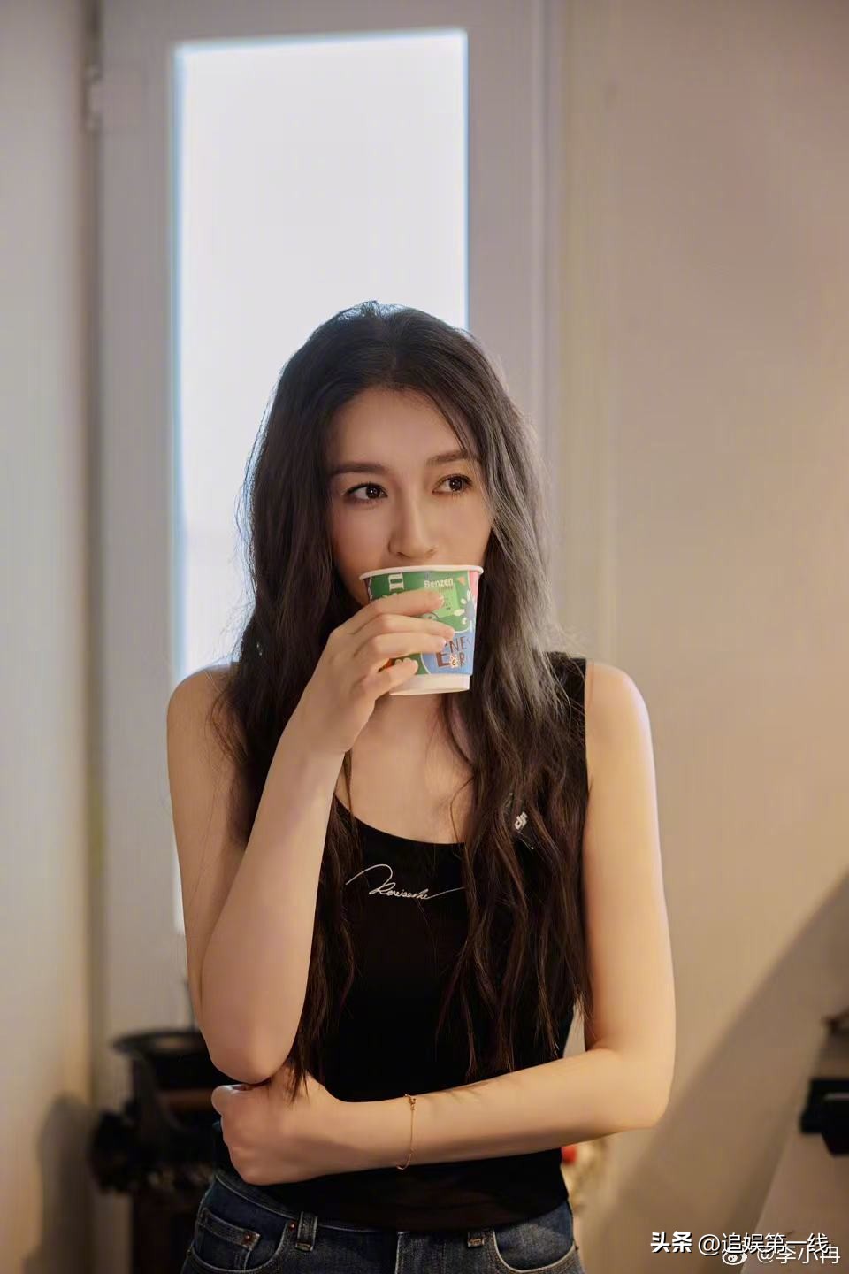 演藝圈凍齡代表!咖啡廳驚見「大咖女星穿背心現身」 少女般外貌網愣住:「49歲像19歲」