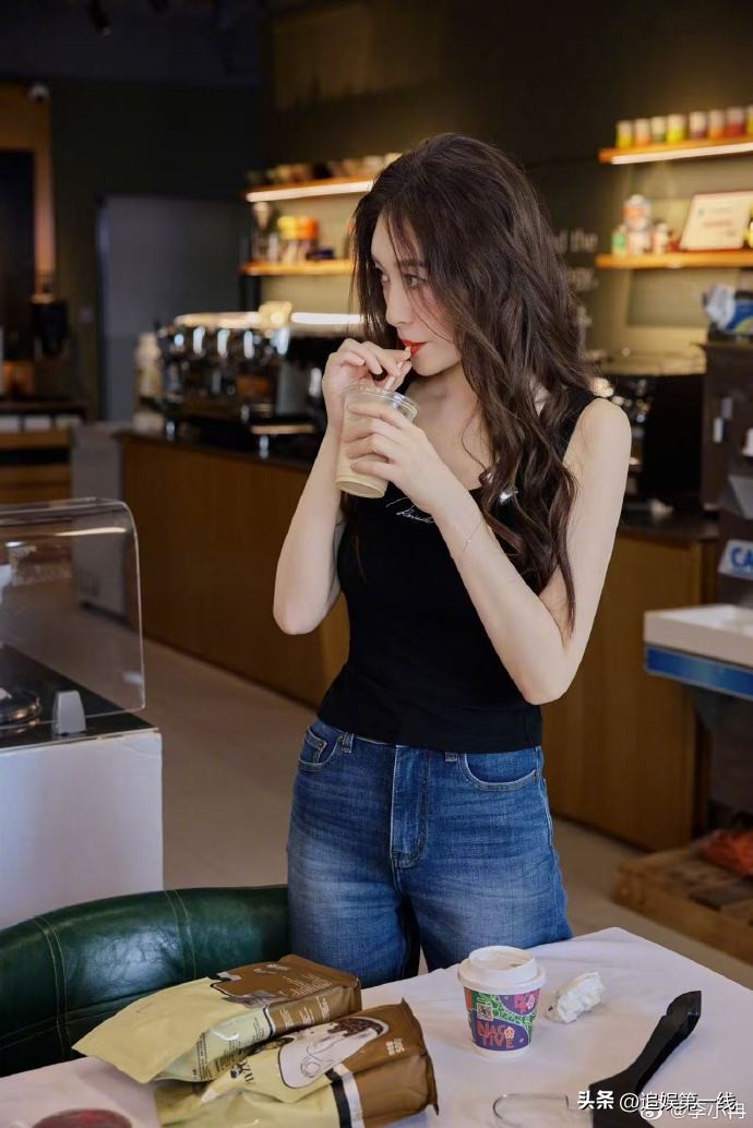 演藝圈凍齡代表!咖啡廳驚見「大咖女星穿背心現身」 少女般外貌網愣住:「49歲像19歲」