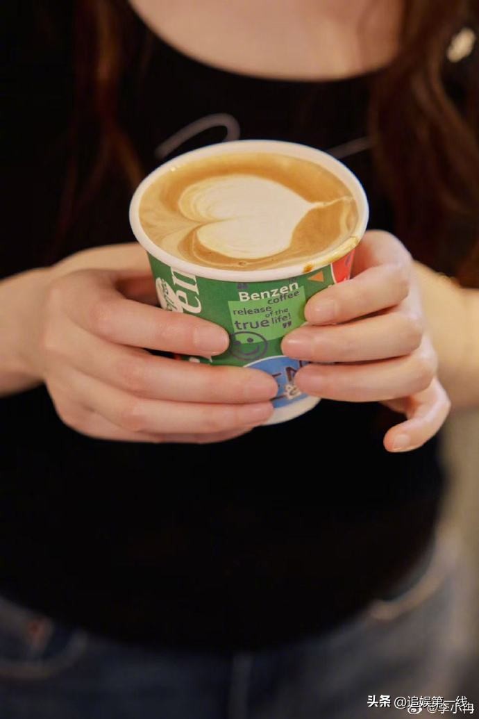 演藝圈凍齡代表!咖啡廳驚見「大咖女星穿背心現身」 少女般外貌網愣住:「49歲像19歲」