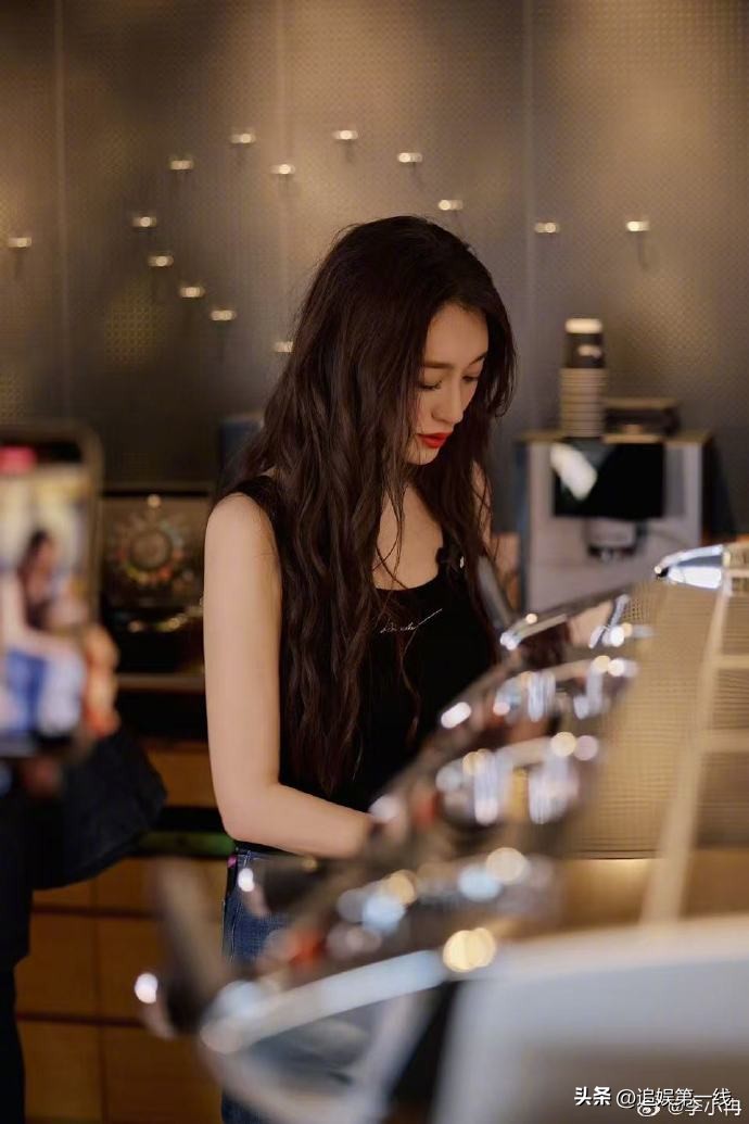 演藝圈凍齡代表!咖啡廳驚見「大咖女星穿背心現身」 少女般外貌網愣住:「49歲像19歲」