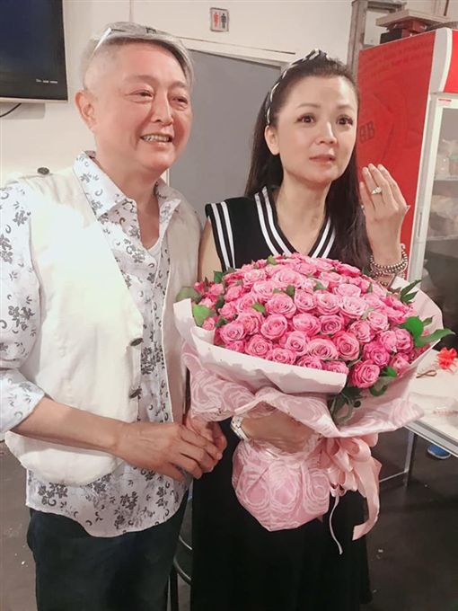 長跑25年踏上紅毯!56歲高欣欣「披白紗美到像公主」 爆哭「為天上的祂留位子」:最希望看到的來賓