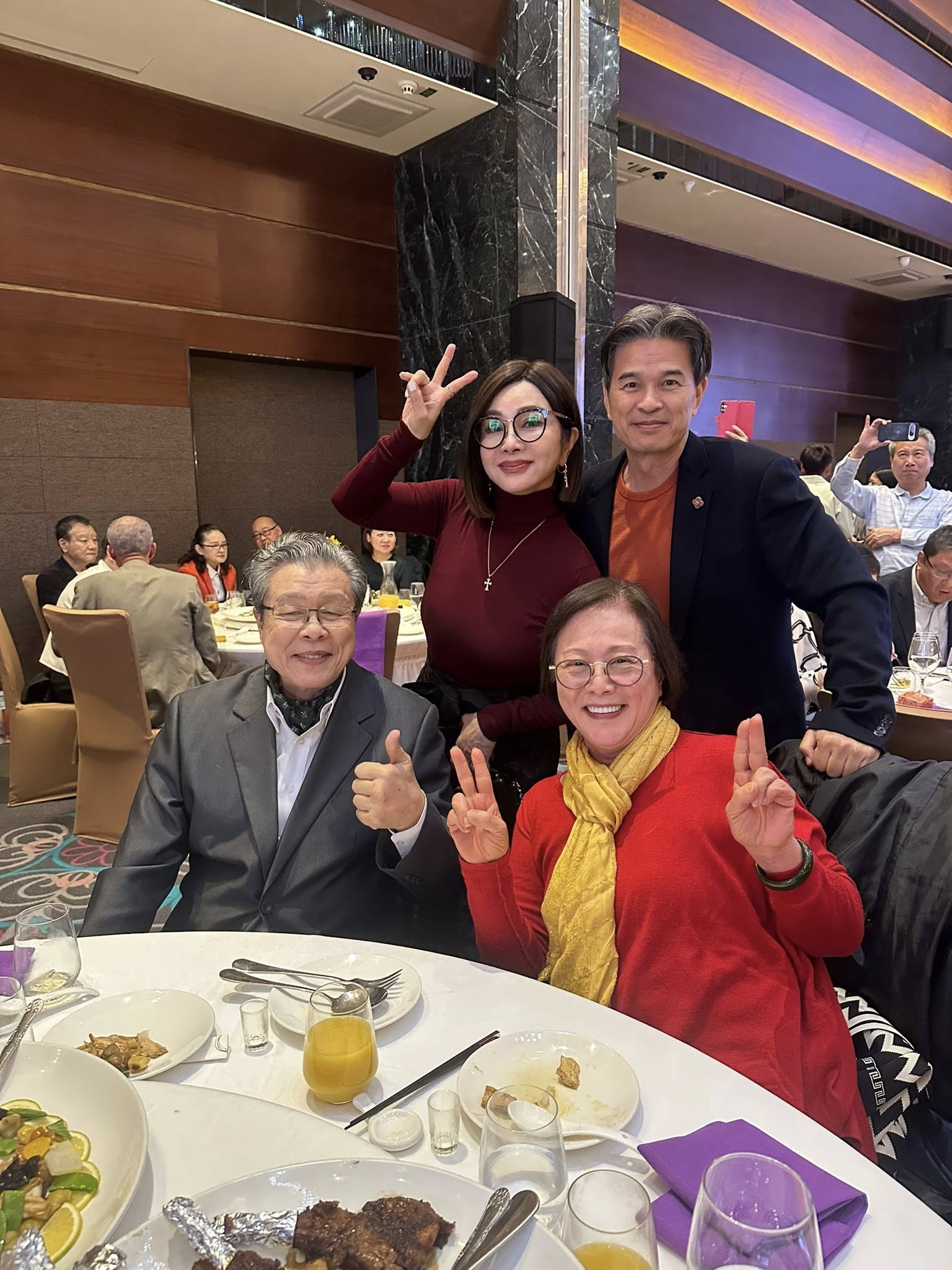 長跑25年踏上紅毯!56歲高欣欣「披白紗美到像公主」 爆哭「為天上的祂留位子」:最希望看到的來賓