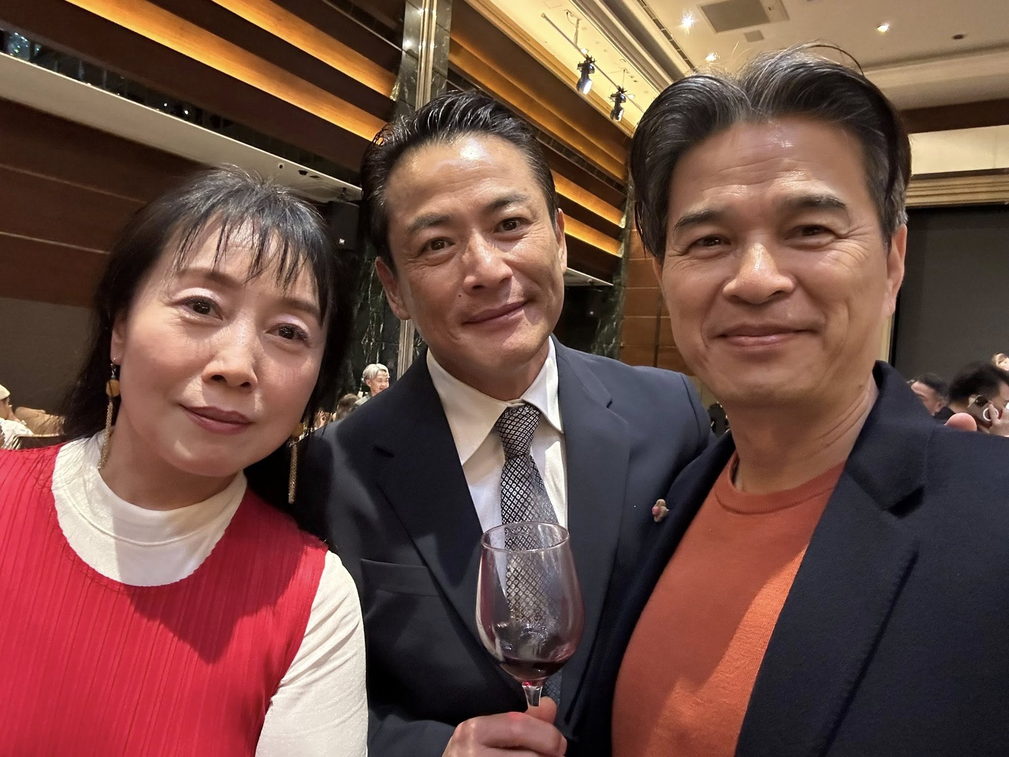 長跑25年踏上紅毯!56歲高欣欣「披白紗美到像公主」 爆哭「為天上的祂留位子」:最希望看到的來賓