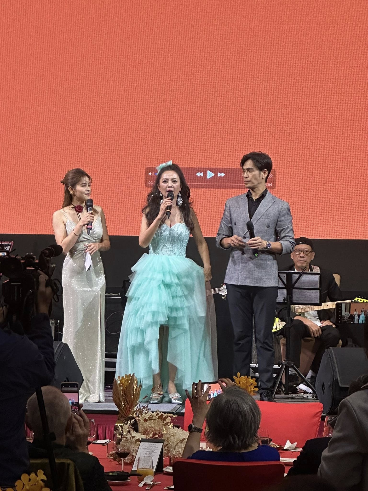 長跑25年踏上紅毯!56歲高欣欣「披白紗美到像公主」 爆哭「為天上的祂留位子」:最希望看到的來賓