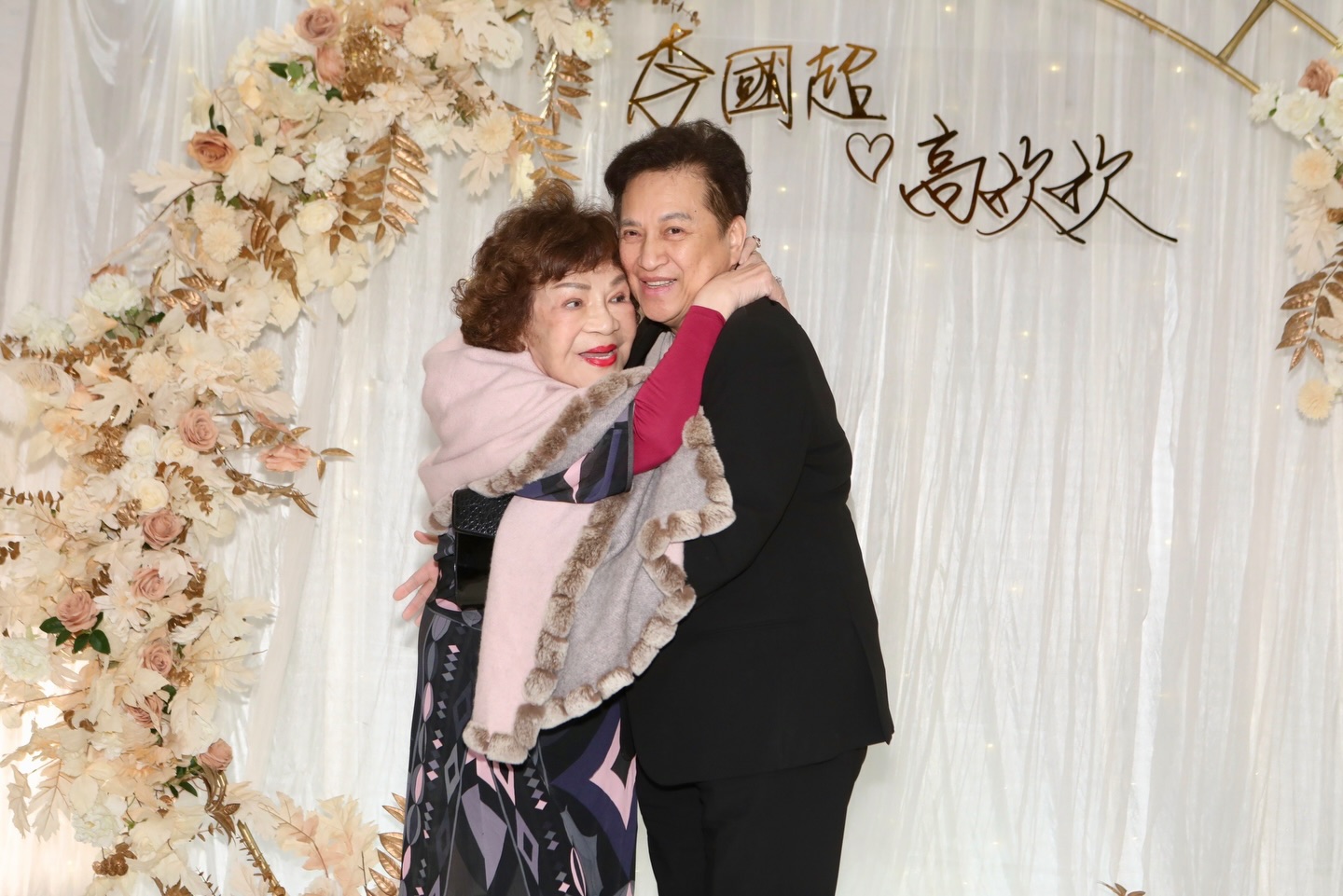 長跑25年踏上紅毯!56歲高欣欣「披白紗美到像公主」 爆哭「為天上的祂留位子」:最希望看到的來賓