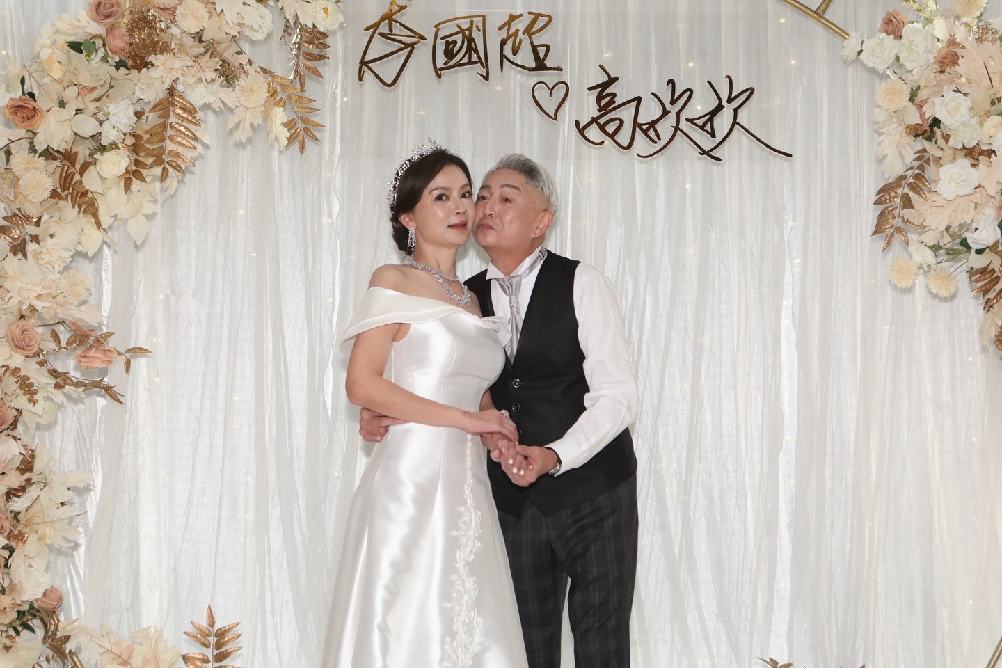 長跑25年踏上紅毯!56歲高欣欣「披白紗美到像公主」 爆哭「為天上的祂留位子」:最希望看到的來賓