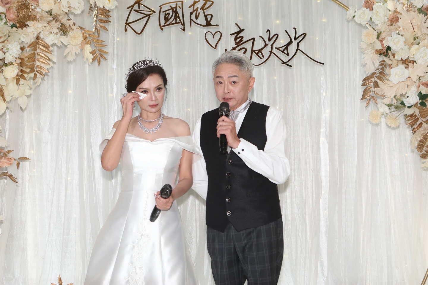 長跑25年踏上紅毯!56歲高欣欣「披白紗美到像公主」 爆哭「為天上的祂留位子」:最希望看到的來賓