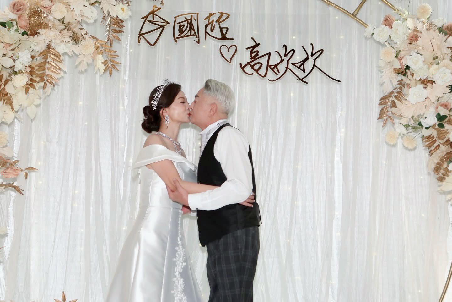 長跑25年踏上紅毯!56歲高欣欣「披白紗美到像公主」 爆哭「為天上的祂留位子」:最希望看到的來賓