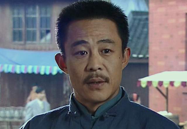 三婚圈外嫩妻!58歲老戲骨「無預警喜獲兒子」 一家三口「罕見同框現身」孩子模樣驚呆網