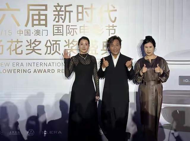 三婚圈外嫩妻!58歲老戲骨「無預警喜獲兒子」 一家三口「罕見同框現身」孩子模樣驚呆網