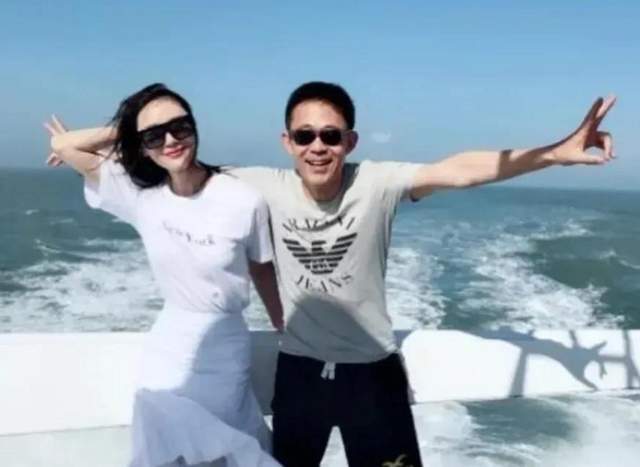 三婚圈外嫩妻!58歲老戲骨「無預警喜獲兒子」 一家三口「罕見同框現身」孩子模樣驚呆網