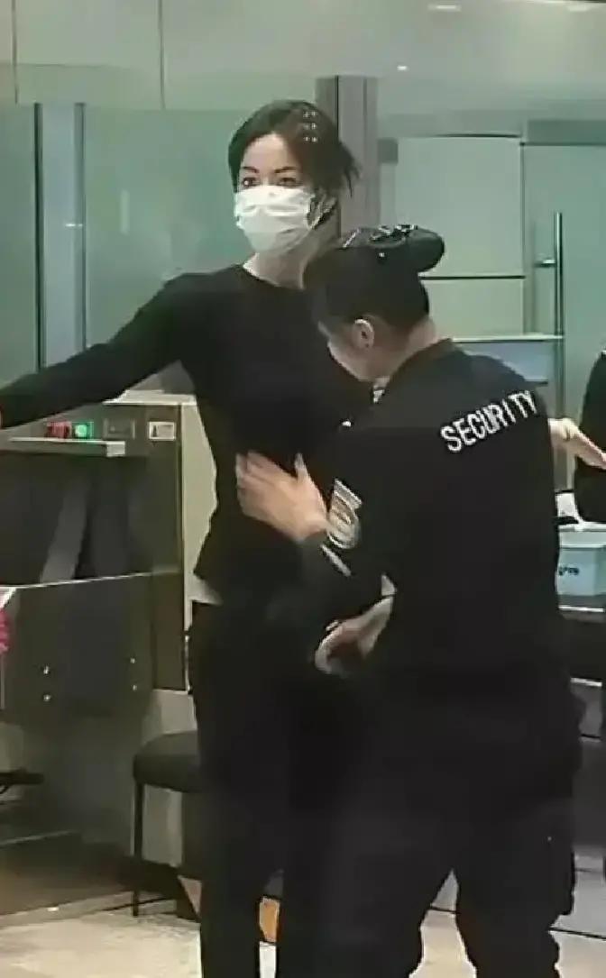 機場偶遇大明星!56歲大咖天后「登機安檢遭目擊」 近看「素顏模樣驚人」網愣:難怪能紅這麼久