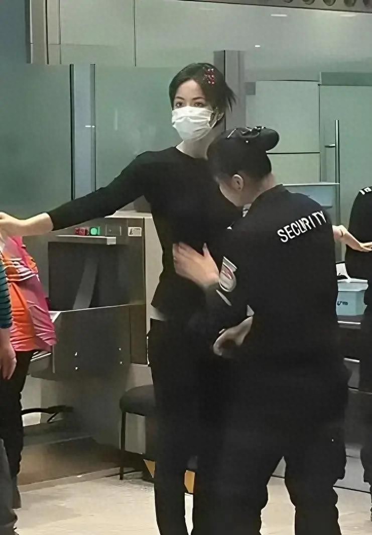 機場偶遇大明星!56歲大咖天后「登機安檢遭目擊」 近看「素顏模樣驚人」網愣:難怪能紅這麼久