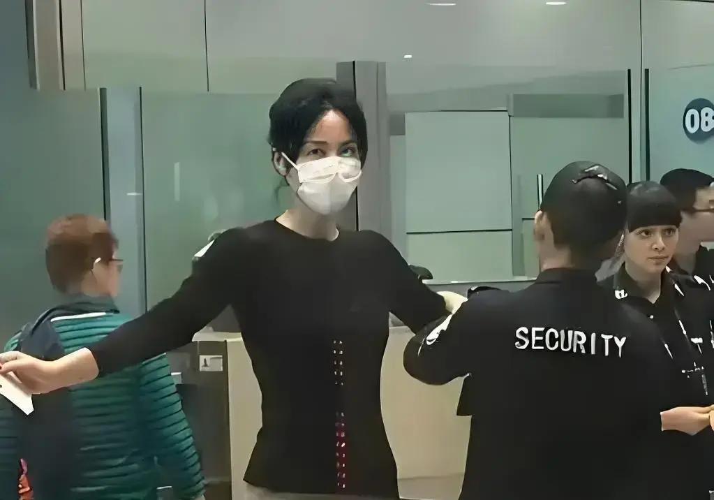 機場偶遇大明星!56歲大咖天后「登機安檢遭目擊」 近看「素顏模樣驚人」網愣:難怪能紅這麼久