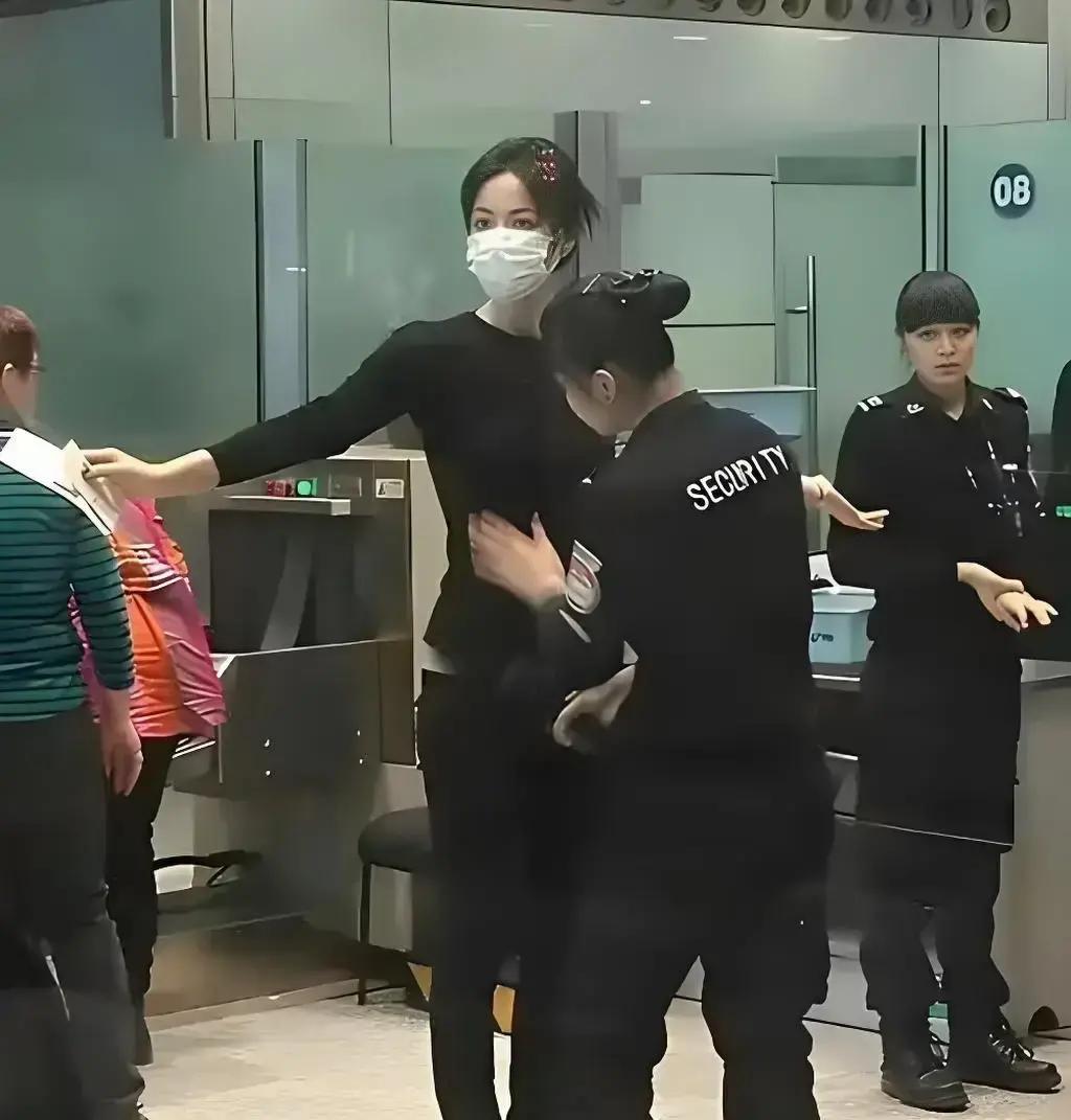 機場偶遇大明星!56歲大咖天后「登機安檢遭目擊」 近看「素顏模樣驚人」網愣:難怪能紅這麼久