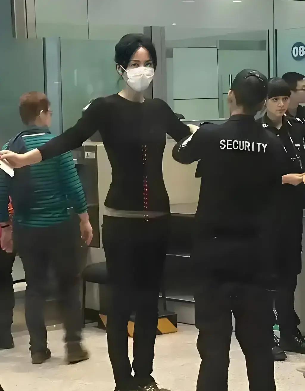 機場偶遇大明星!56歲大咖天后「登機安檢遭目擊」 近看「素顏模樣驚人」網愣:難怪能紅這麼久