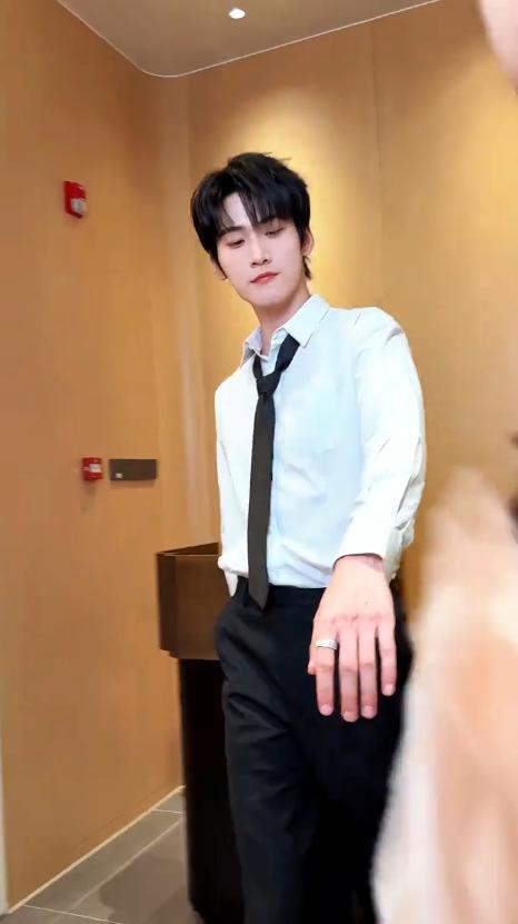 離婚不到1年!陳曉「憔悴老態不敢認」 一對比「陳妍希甜搭上小19歲鮮肉」網笑:狠甩前夫一條街