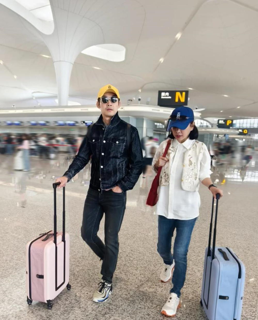 演藝圈姊弟戀夫妻！54歲大咖女星「嫁小8歲鮮肉尪」　現身機場「互動宛如偶像劇」網尖叫：太甜了