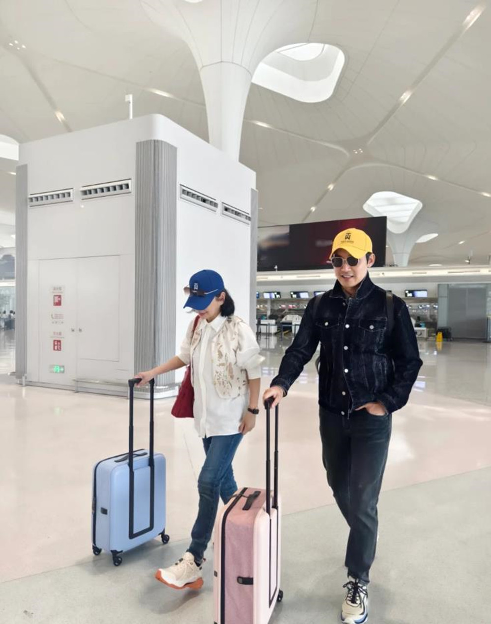 演藝圈姊弟戀夫妻！54歲大咖女星「嫁小8歲鮮肉尪」　現身機場「互動宛如偶像劇」網尖叫：太甜了