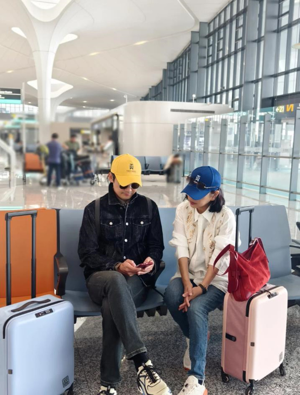 演藝圈姊弟戀夫妻！54歲大咖女星「嫁小8歲鮮肉尪」　現身機場「互動宛如偶像劇」網尖叫：太甜了