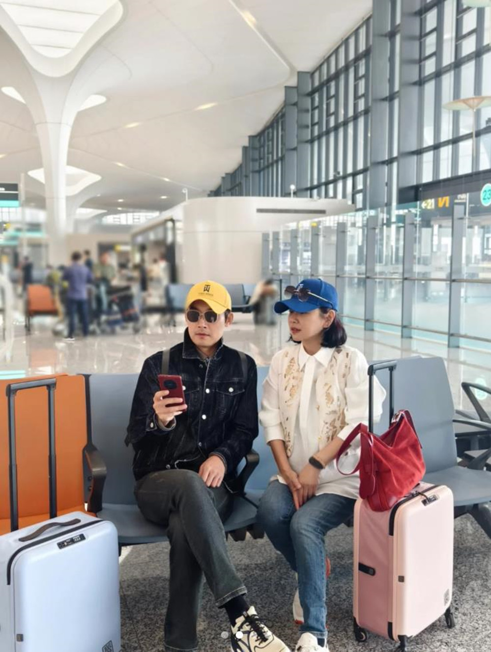 演藝圈姊弟戀夫妻！54歲大咖女星「嫁小8歲鮮肉尪」　現身機場「互動宛如偶像劇」網尖叫：太甜了